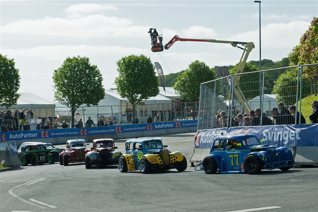 Christian Høgh (her forrest ved Classic Race Aarhus) har oplevet stigende formkurve I OK Mobil 1 Legend Car Cuppen
(Foto: Jørn Bonde)